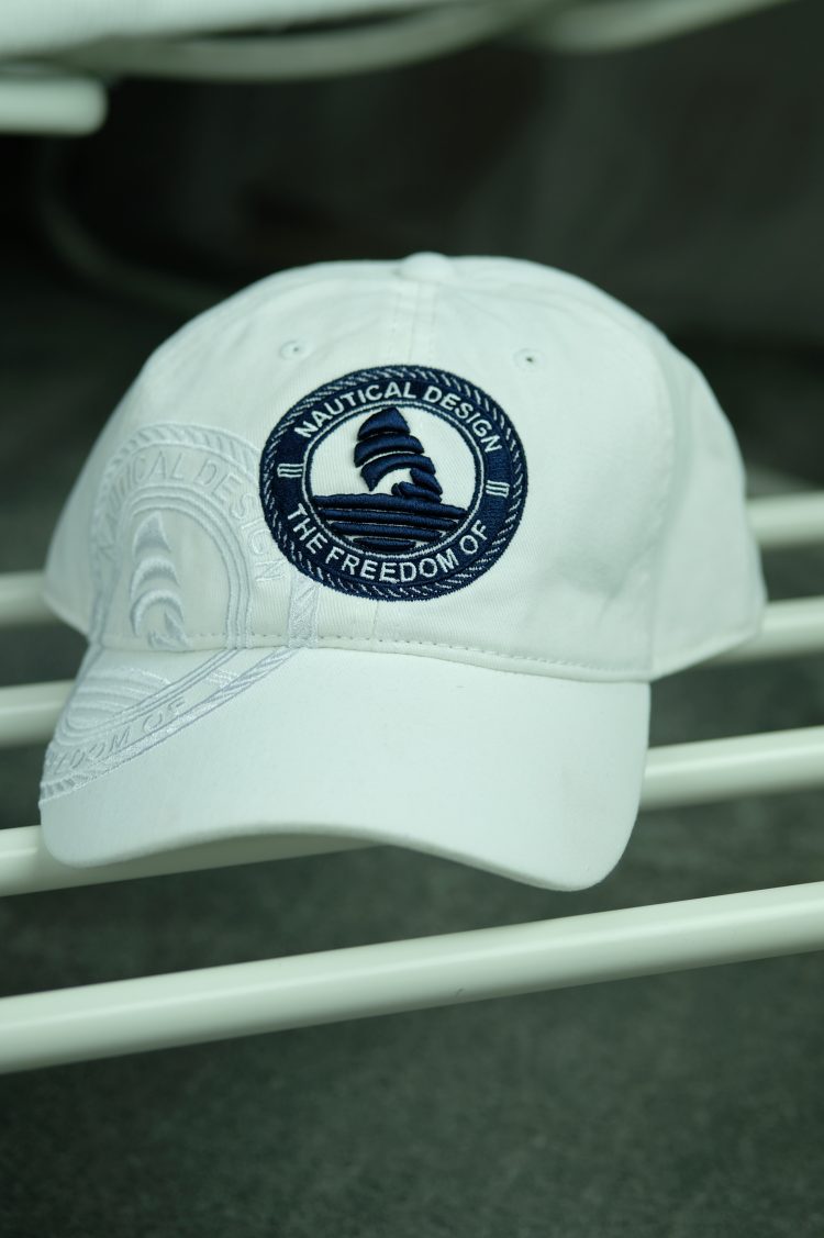 White baseball cap with nautical decoration (0458-1) zdjęcie 1