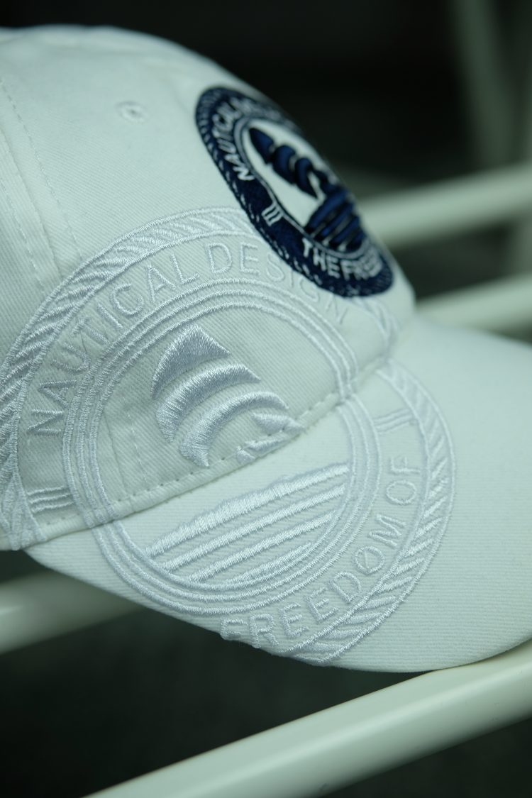 Biała czapka z daszkiem z aplikacją żeglarską (0458-1) zdjęcie 3