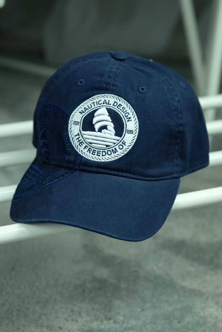 Granatowa czapka z daszkiem z aplikacją żeglarską (0458-2) zdjęcie 1