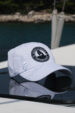 Biała czapka z daszkiem z aplikacją żeglarską (0458-1) miniaturka 1