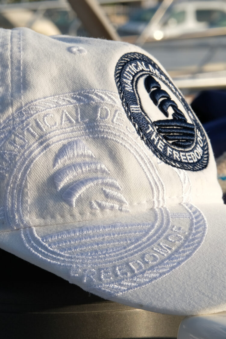 Biała czapka z daszkiem z aplikacją żeglarską (0458-1) zdjęcie 2