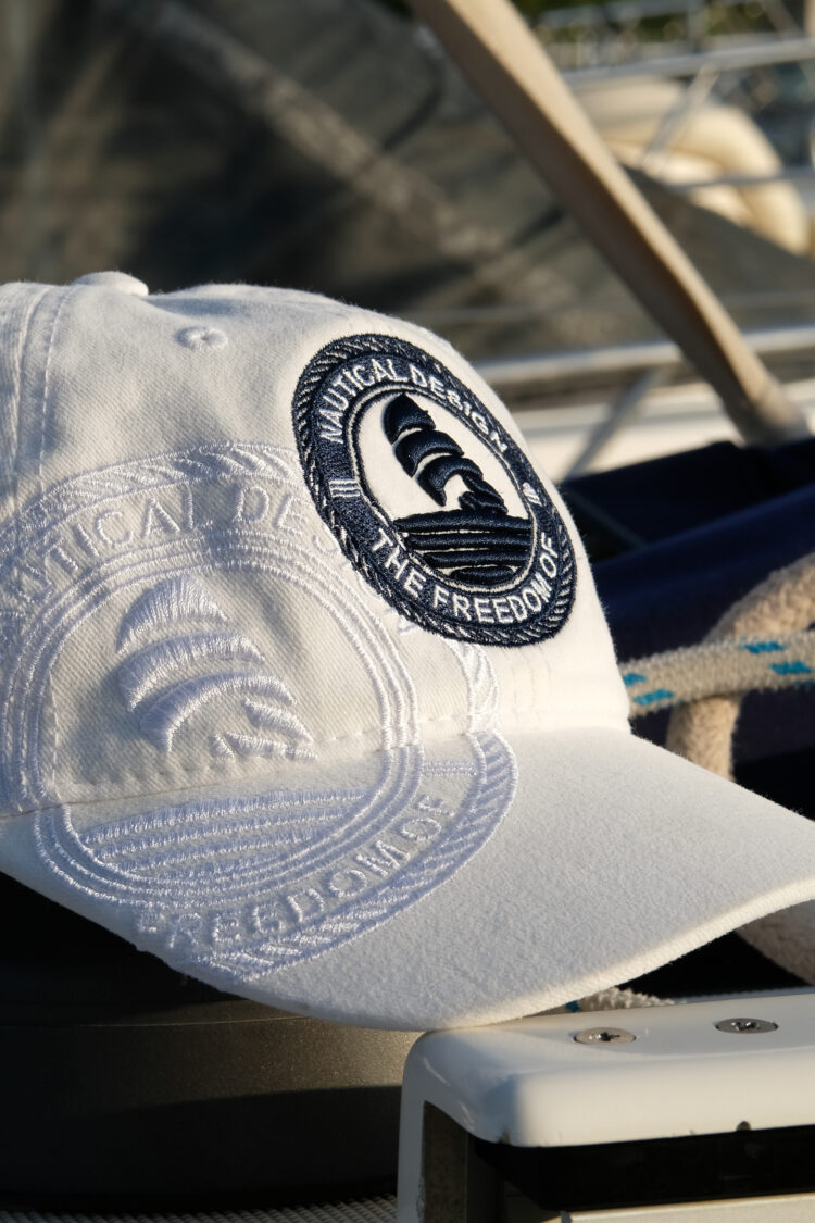Biała czapka z daszkiem z aplikacją żeglarską (0458-1) zdjęcie 1