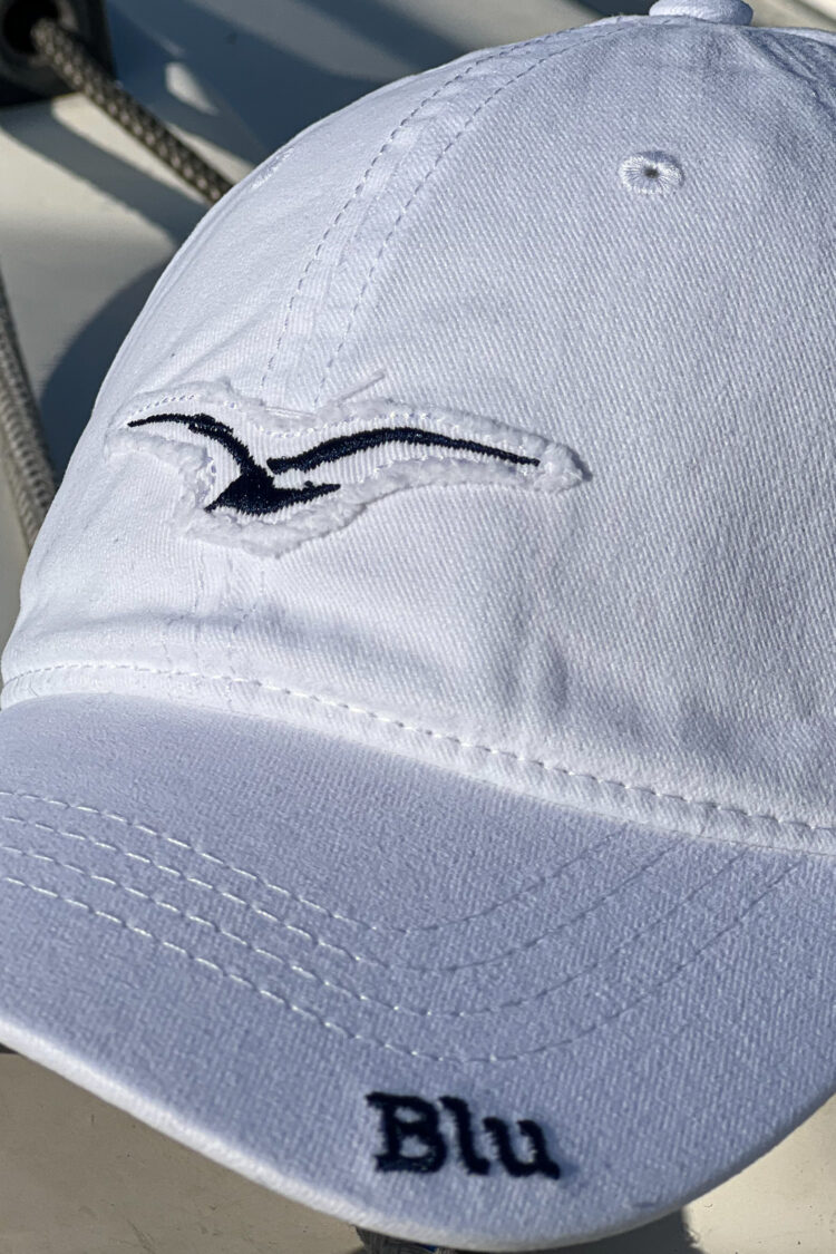 Biała czapka z daszkiem z aplikacją mewy (0455-1) zdjęcie 2