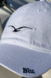 Biała czapka z daszkiem z aplikacją mewy (0455-1) miniaturka 2