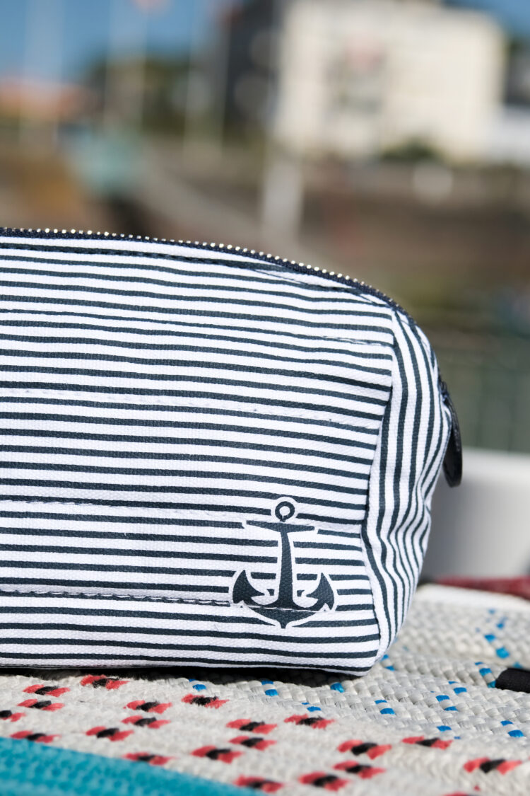 Cosmetic bag with white and navy stripes (0334-6) zdjęcie 3