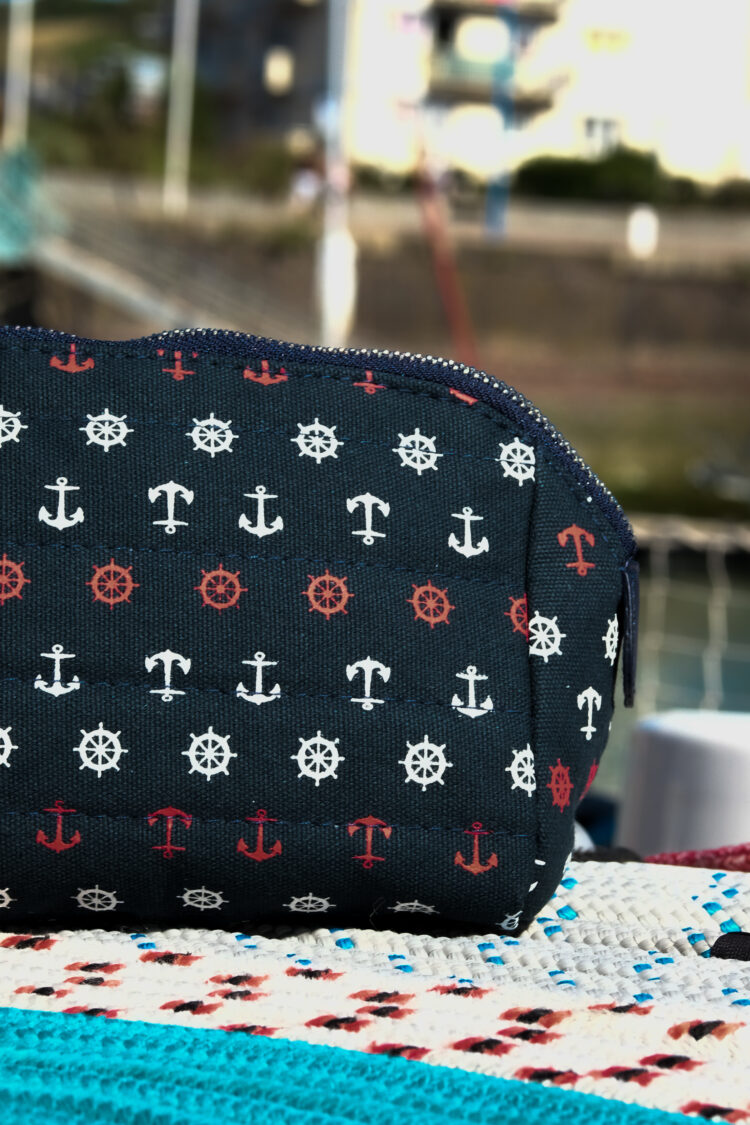 Cosmetic bag in white and navy blue anchors and steering wheels (0334-4) zdjęcie 2